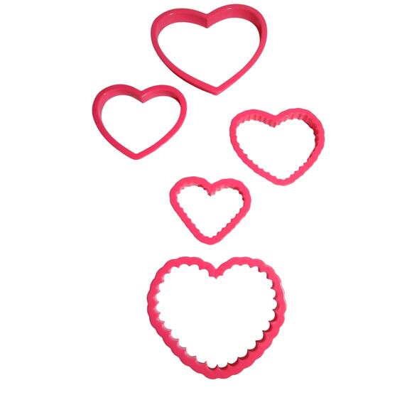 Wilton Cookie Cutters Pink Hearts Plastic Set of Five Smooth and Scalloped - Picture 1 of 2